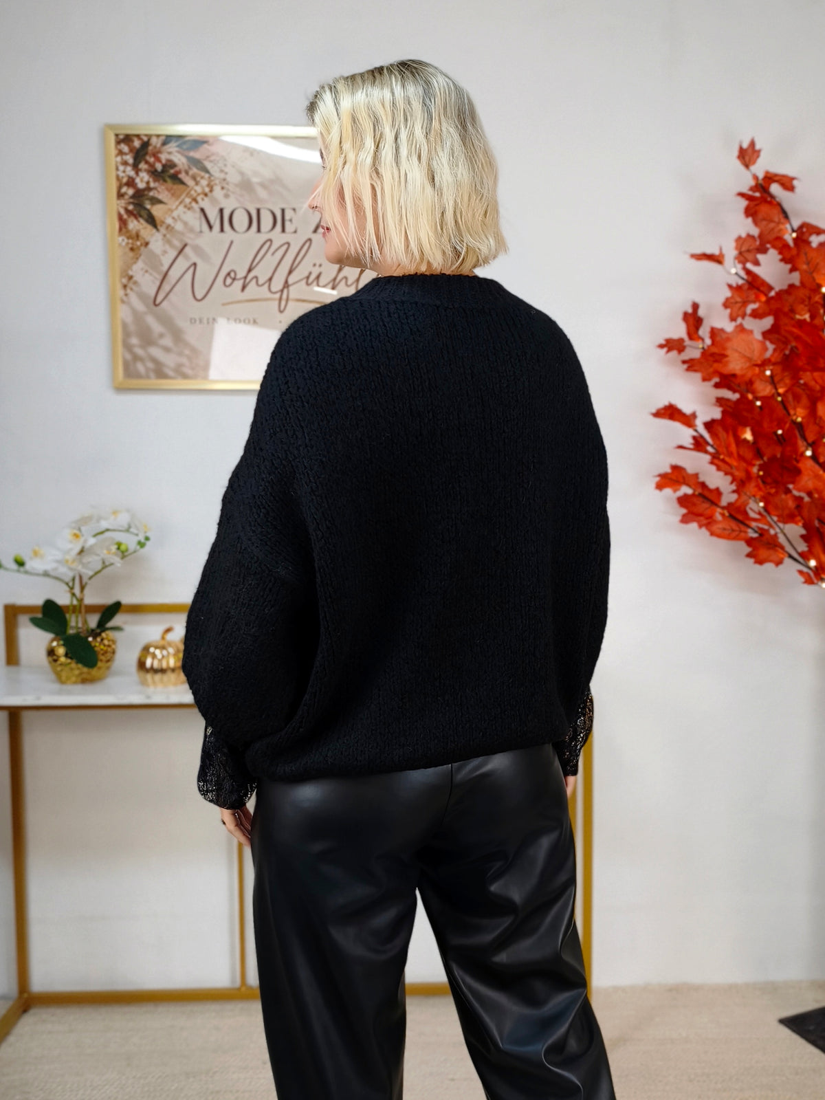 Kuschelpullover mit Spitzenärmel in Schwarz (38-42/44)