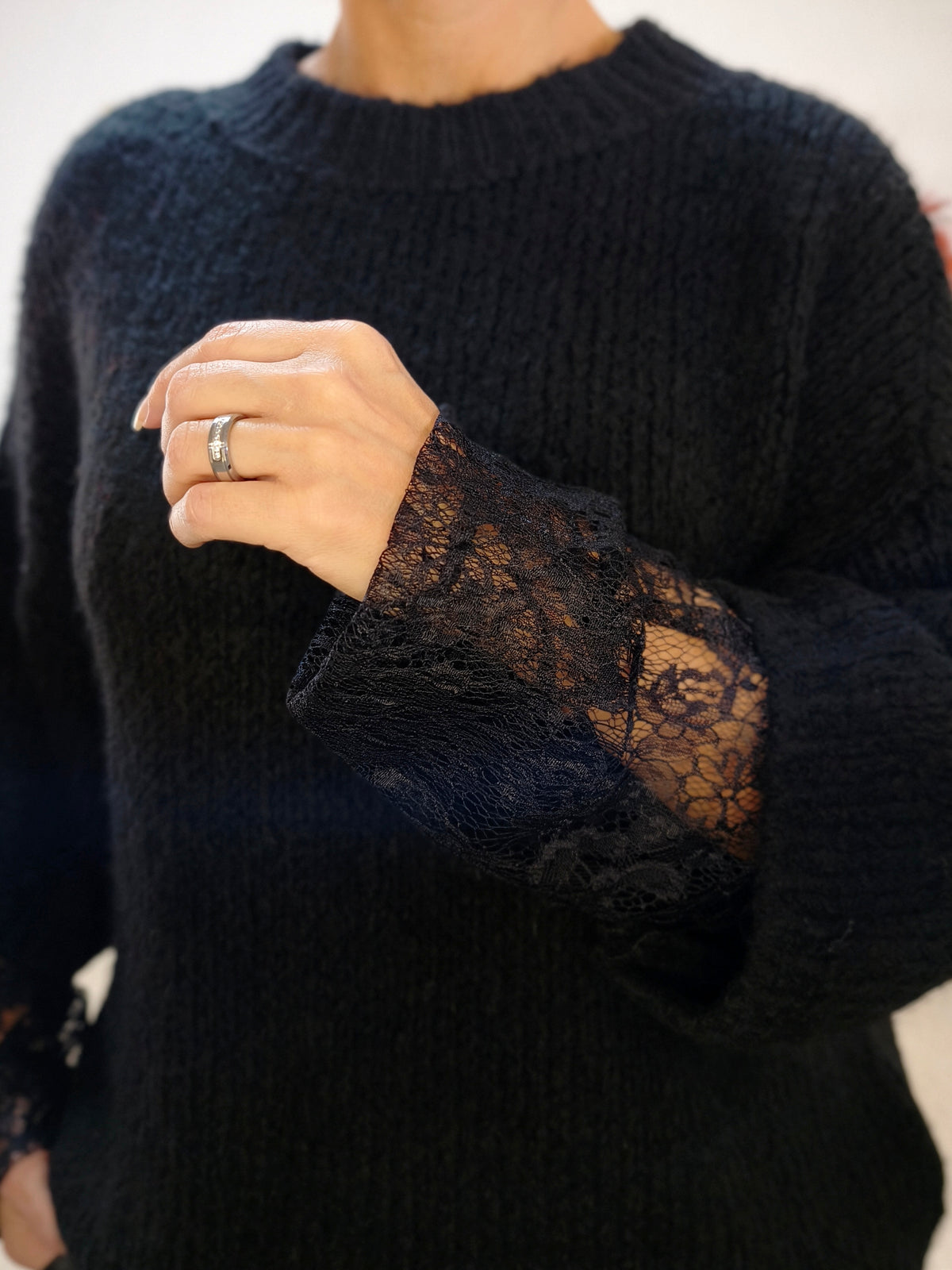 Kuschelpullover mit Spitzenärmel in Schwarz (38-42/44)
