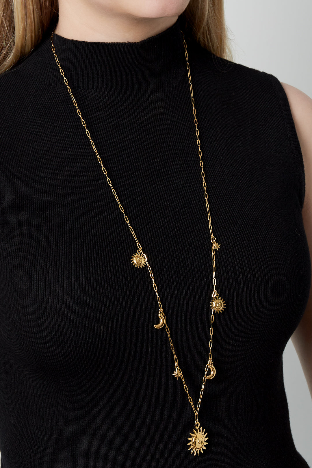 Lange Halskette mit verschiedenen Charms goldfarben