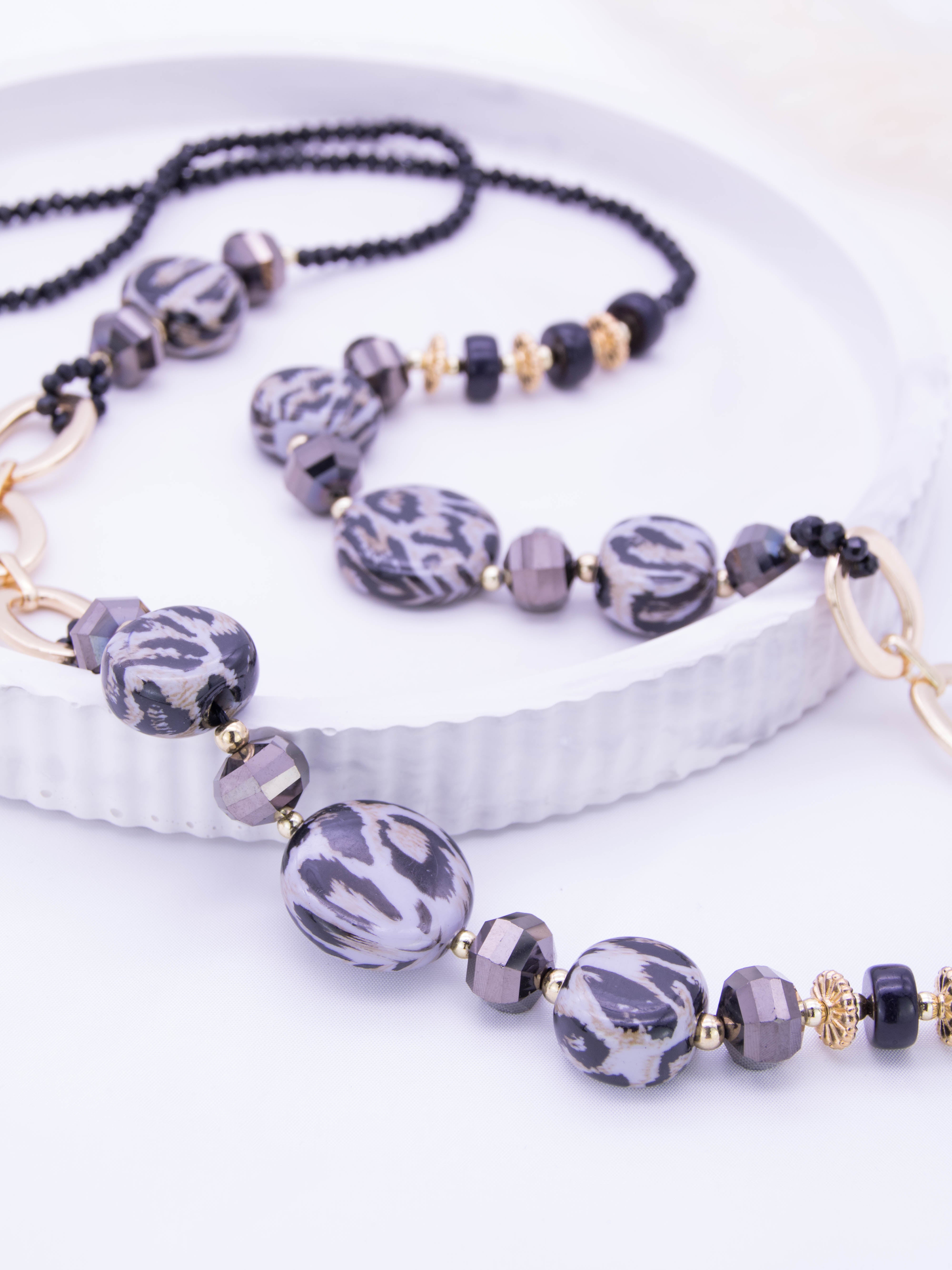 Lange Perlenkette schwarz/gold mit Leo