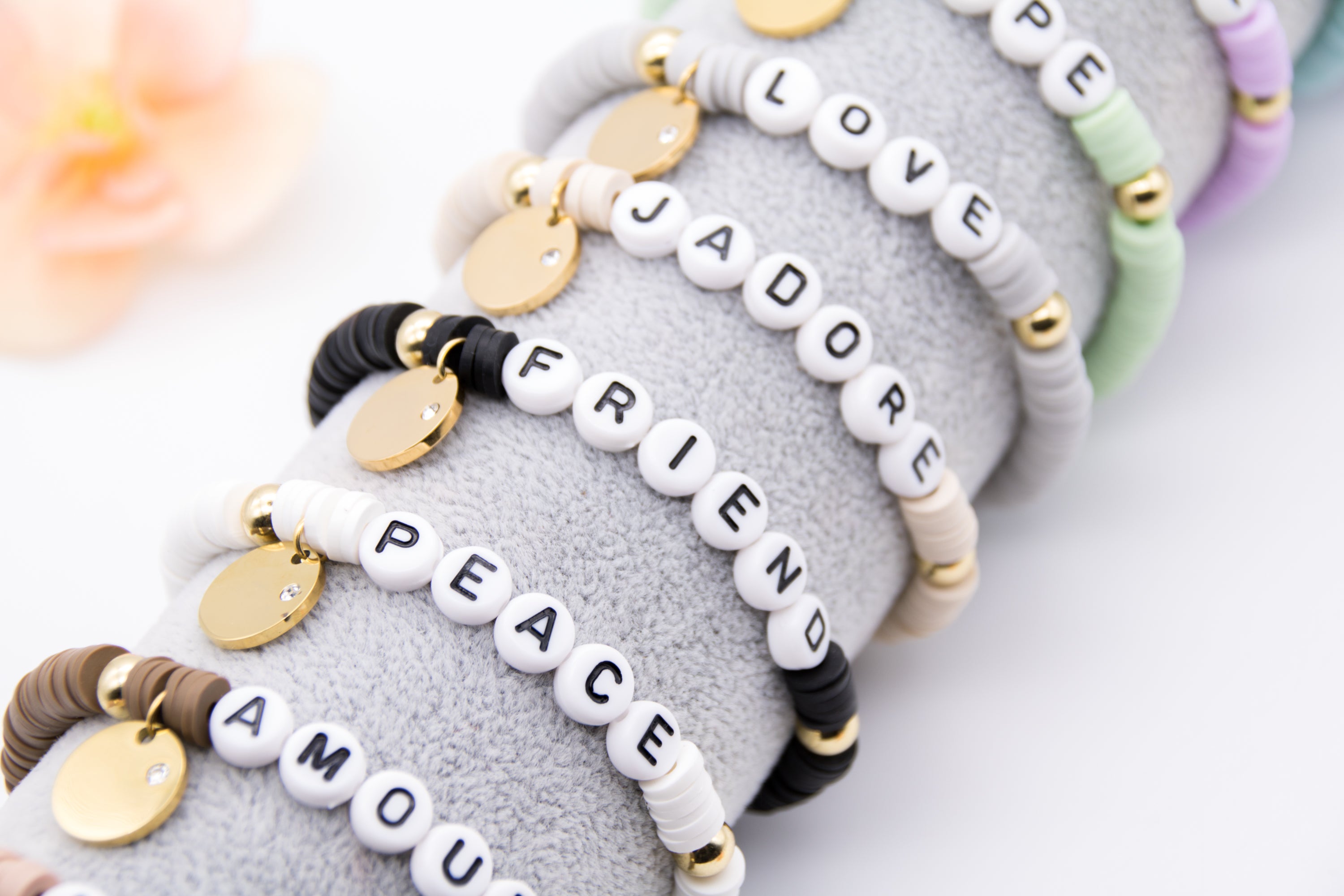 Armband mit Buchstaben