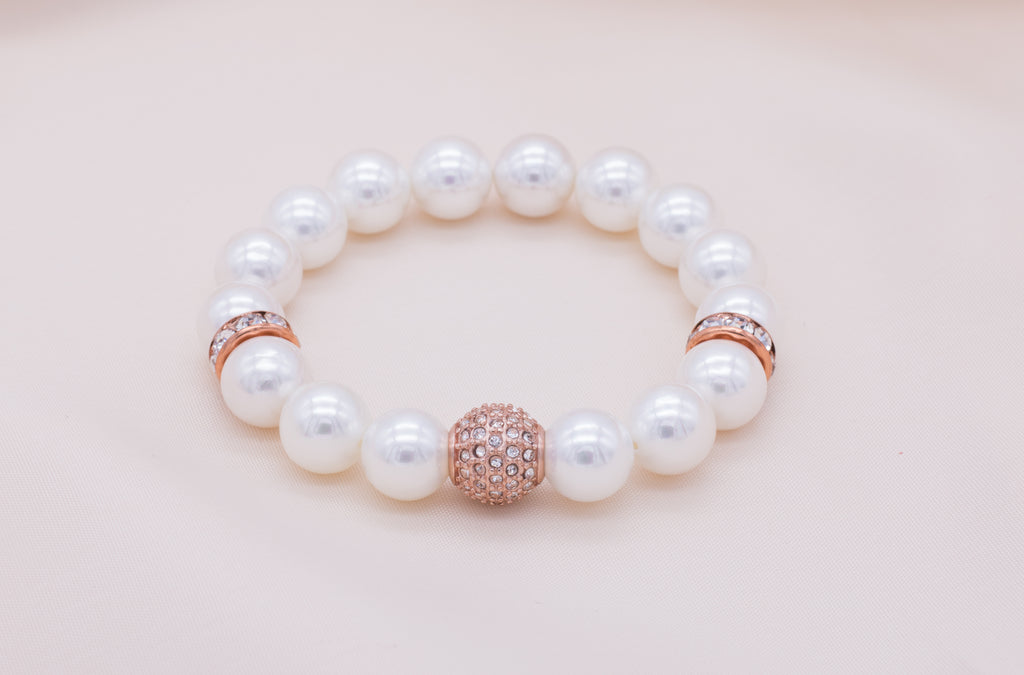 Armband mit Perlen weiß